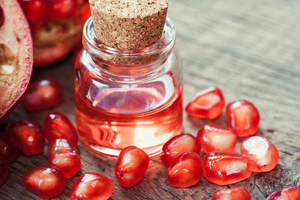 image of pomegranate oil for the anti-aging eye crème
