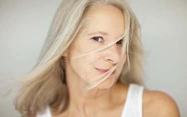 Image of woman with sensitive scalp with no dandruffs