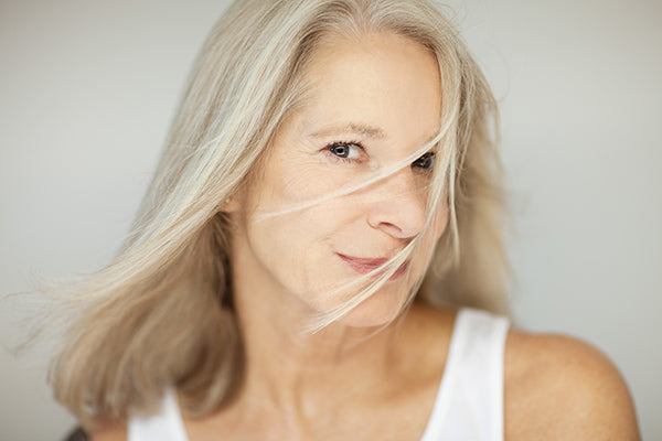 Image of woman with sensitive scalp with no dandruffs